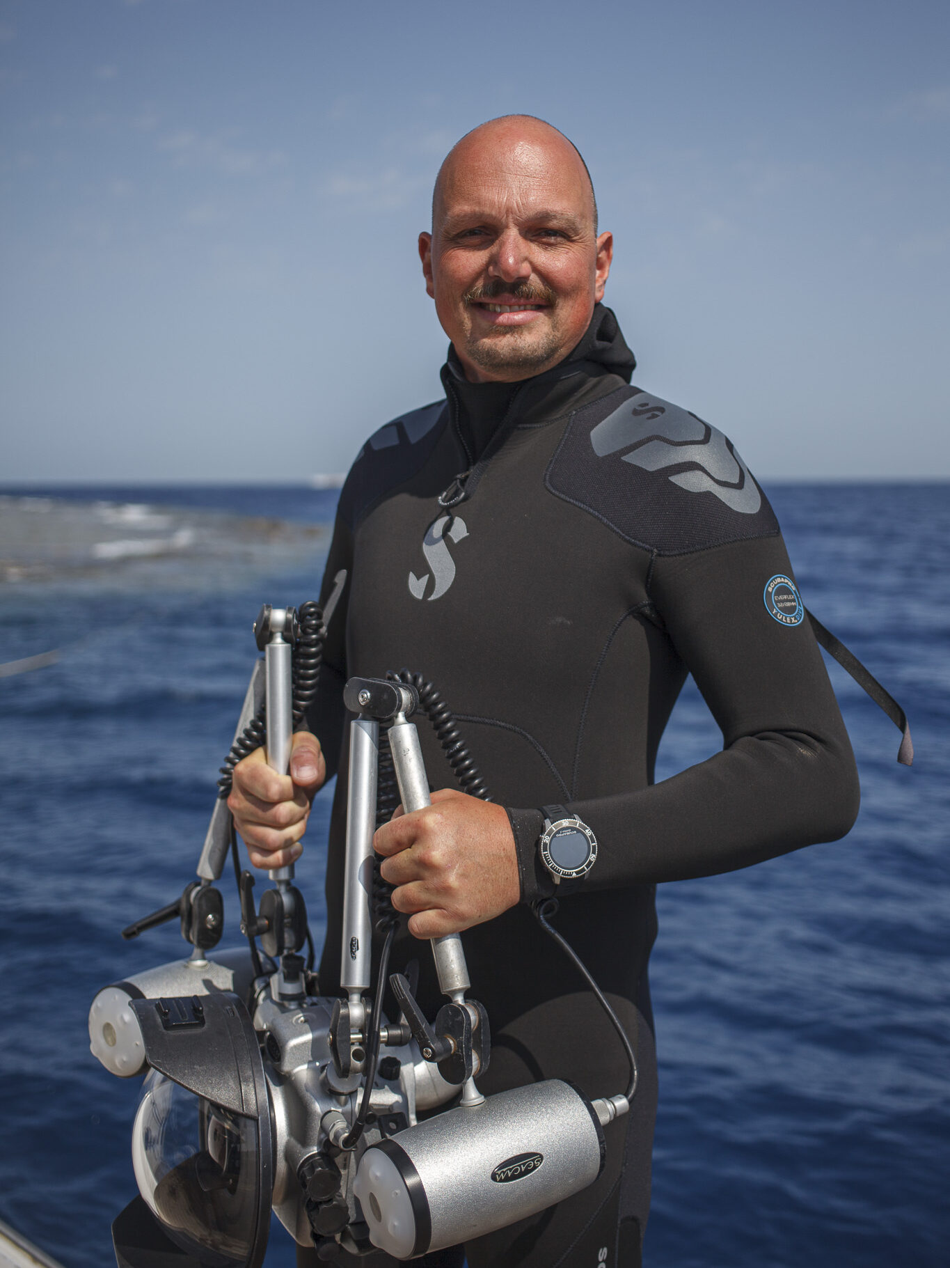 Tobias Friedrich tenant un appareil photo sur un bateau.